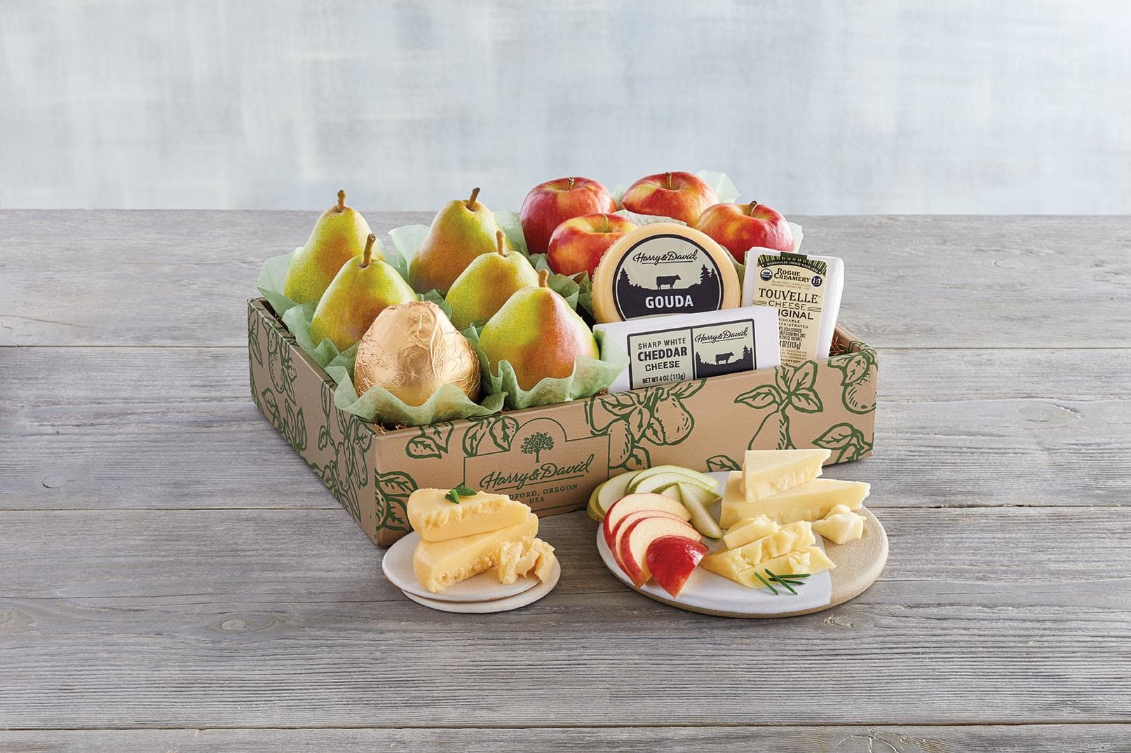 Deluxe Pears, Apples and Cheese Gift