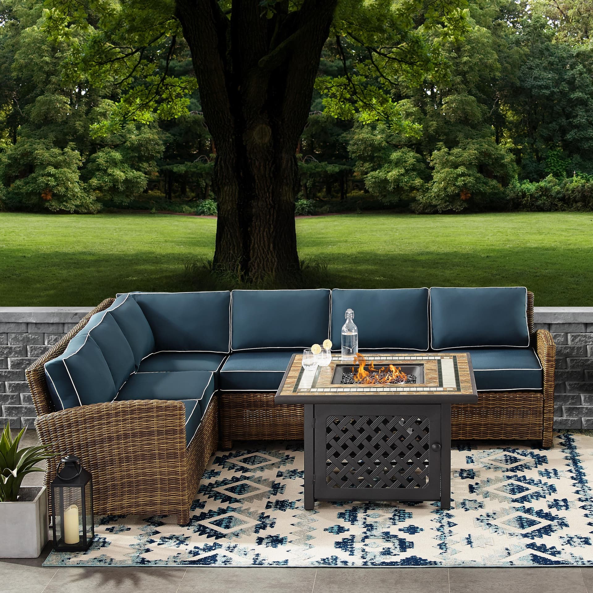 Bradenton 5-Piece Outdoor Wicker Seating Set With Navy Cushions