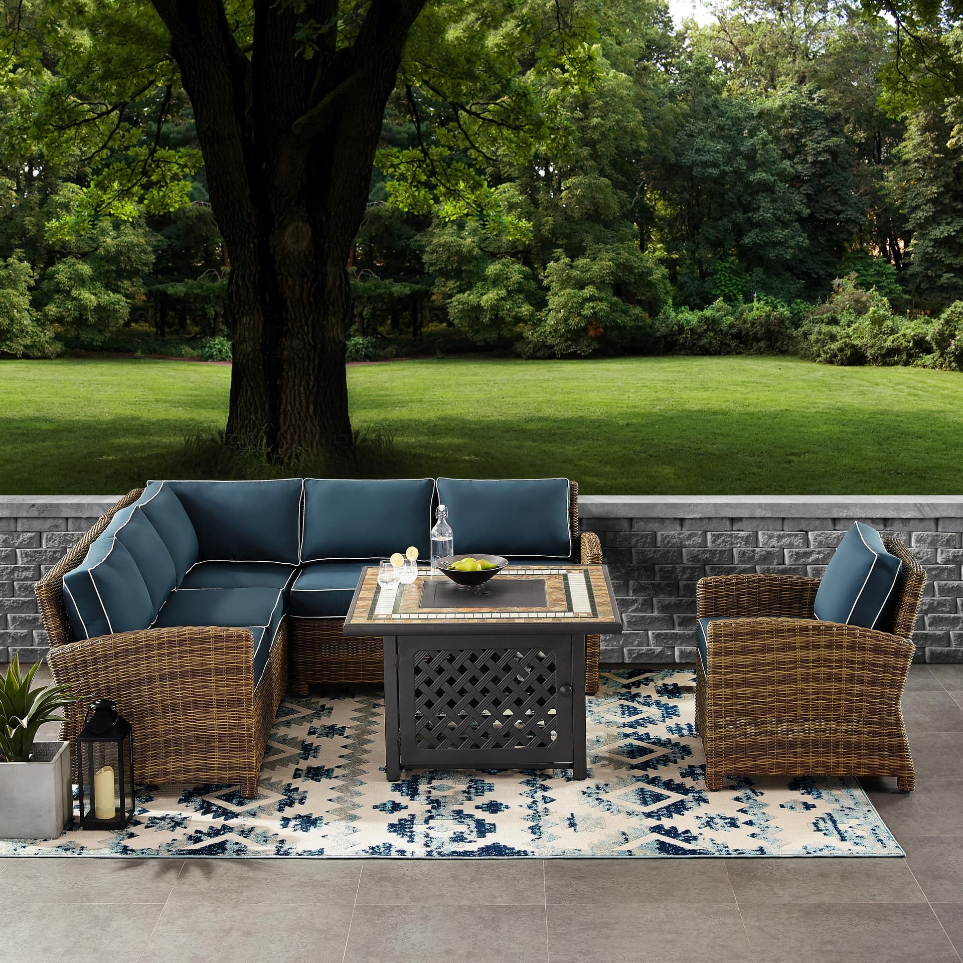 Bradenton 5-Piece Outdoor Wicker Seating Set With Navy Cushions